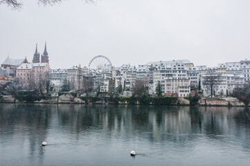 Obraz premium Basel, Münster, Kirche, Pfalz, Rhein, Rheinufer, Riesenrad, Grossbasel, Altstadt, Pfalz, Altstadthäuser, Winter, Schnee, Schneedecke, Schweiz