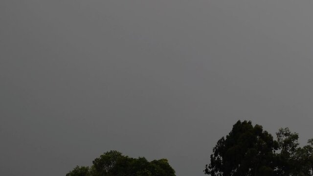 C&eacute;u nublado com rel&acirc;mpago.