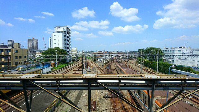 車両基地と街並み	