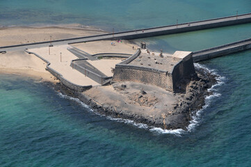 Fotografía aérea del castillo de San Gabriel en Arrecife, Lanzarote, Canarias