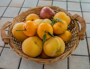 cesto de mimbre llenno de fruta