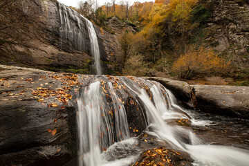 Fototapeta na wymiar View of the waterfall in autumn. Waterfall in autumn colors. Suuctu Waterfalls, Bursa, Turkey.