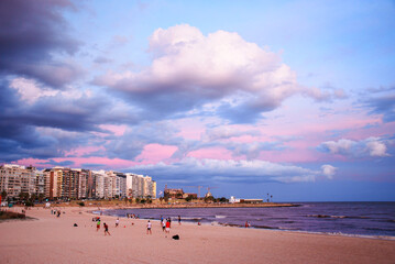 Atardecer en la playa de pocitos en el Río de la plata en Montevideo Uruguay