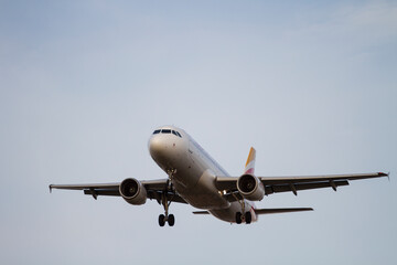 Plane in flight seen from the front.