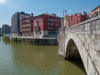 Obraz premium Puente de San Anton en el barrio de Atxuri Bilbao 