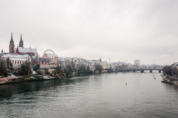 Fototapeta premium Basel, Münster, Kirche, Rhein, Rheinufer, Rheinbrücke, Stadt, Basel-Stadt, Altstadt, Altstadthäuser, Pfalz, Fähre, Winterspaziergang, Winter, Schnee, Grossbasel, Kleinbasel, Schweiz