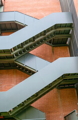 Escaleras con estructura metálica para cambiar de edificio.