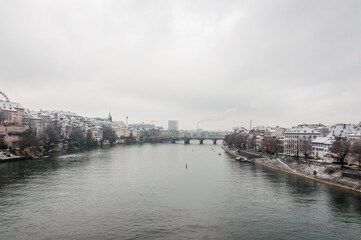 Fototapeta premium Basel, Rhein, Rheinufer, Rheinbrücke, Stadt, Basel-Stadt, Altstadt, Altstadthäuser, Pfalz, Fähre, Winterspaziergang, Winter, Schnee, Grossbasel, Kleinbasel, Schweiz