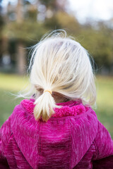 Blondes Mädchen von hinten