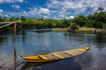 Praia de maguari belterra pará com rio canoa floresta céu azul e nuvens 