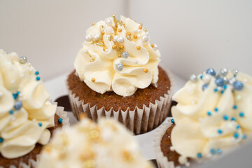 Cupcakes decorados con betún y perlas en un empaque para regalo