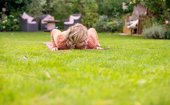 Frau macht Liegest&uuml;tz im Garten