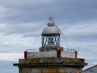 FARO DE LA CIUDAD MARINERA DE LUARCA, ASTURIAS, ESPAÑA