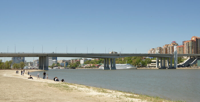  Park on the banks of the Don River, built for the 2018 FIFA World Cup.Citizens walk and rest
