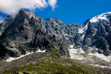 Fototapeta na wymiar Bizarre Felsen bei leicht bewölktem Himmel und herrlichem Sonnenschein /Alpenpanorama Chamonix - Frankreich Europa