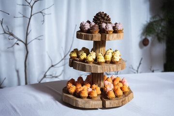 multiple cupcakes on a wooden tray palate plate event close up 