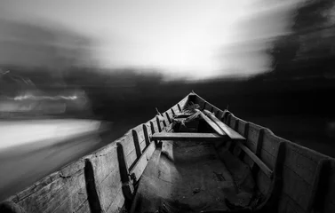 Photo sur Plexiglas Noir et blanc Bateau de pêcheur à l& 39 ancienne longue exposition - Delta du Danube, Roumanie