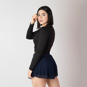 Mujer joven en mini falda
