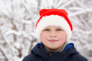 Fototapeta na wymiar boy wearing a Santa hat