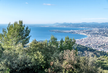 Panorama sur Nice et la baie des anges sur la Côte d'Azur depuis le plateau de la Justice