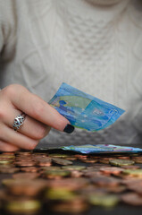 manos de mujer contando dinero, monedas y billetes - obrazy, fototapety, plakaty