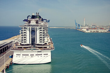 Big passenger shp in port