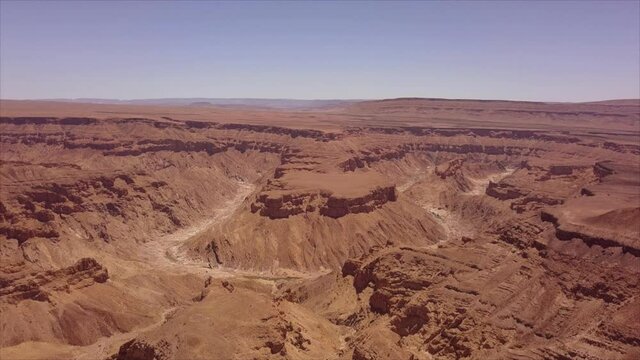 Das Video zeigt eine Luftaufnahme der Sehensw&uuml;rdigkeit bzw. des Wahrzeichens Fish River Canyon in Namibia. Ich bin am Boden gestartet und dann hochgestiegen in Richtung des Canyons.