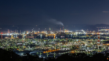 Fototapeta na wymiar 水島コンビナートの工場夜景