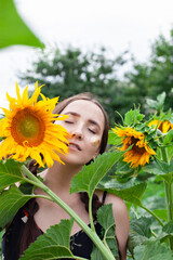 Obraz na płótnie Canvas girl with sunflower