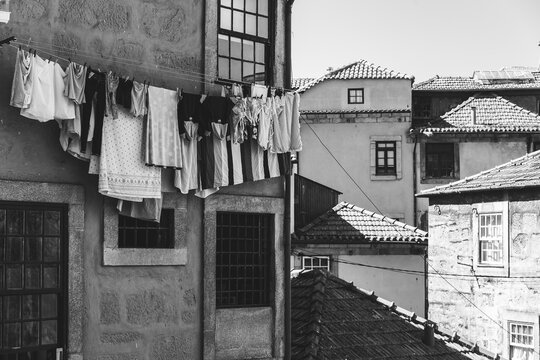 Fototapeta Porto Portugal old houses building black and white laundry clothes hanging 