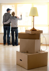 Wohnung Einziehen Umziehen Einzug Wohnungsmarkt
Paar bezieht neues Apartment Umzugskartons