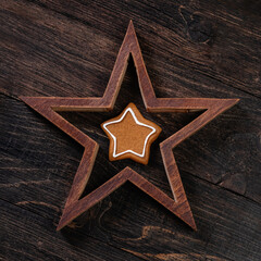 Naklejka premium Various christmas gingerbread stars on wooden background