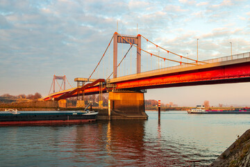 Fototapeta na wymiar Friedrich-Ebert-Brücke in Duisburg, von Ruhrort gesehen