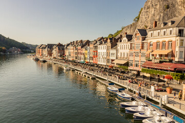 vue sur la ville de Dinant en Belgique au bord de la Meuse avec ses jolies maisons colorées