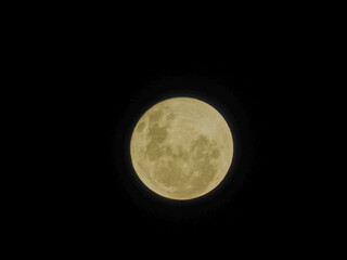 Fototapeta premium luna llena en la ciudad