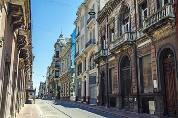 Obraz premium Long empty street in Montevideo, Uruguay