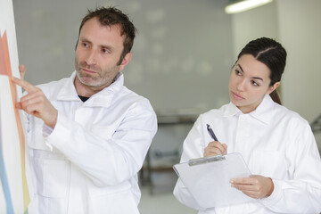 Obraz premium portrait of young people painting wall together