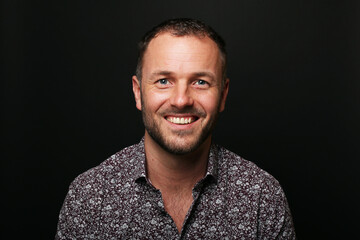 Obraz premium Portrait of a man in front of a colored background