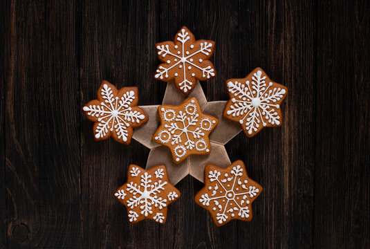 Various christmas gingerbread stars on wooden background