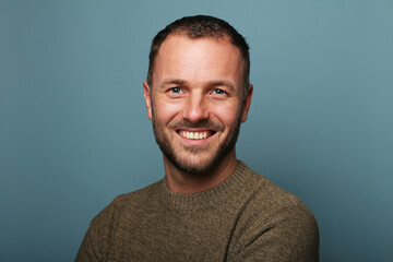 Obraz premium Portrait of a man in front of a colored background