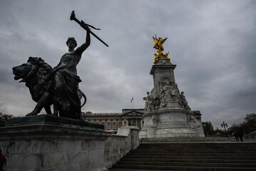 Obraz premium Victoria Memorial at the Mall, across Buckingham Palace, London