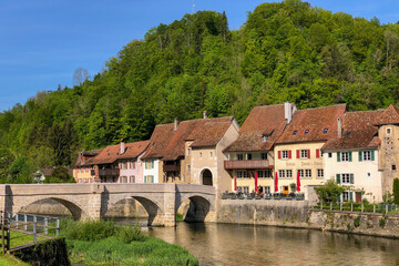 Fototapeta na wymiar Cité médiévale de St-Ursanne, Clos du Doubs, Jura (Suisse)