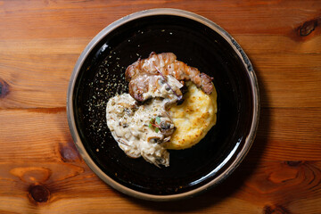 mashed potatoes with meat and sauce