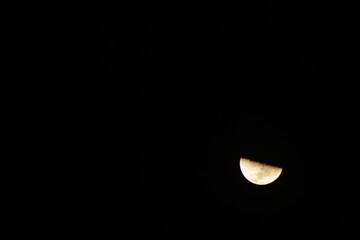 Acercamiento a la luna en fase creciente con detalles © JuanitaVD