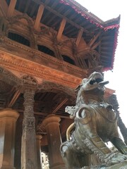 Estatua de animal mítico afuera de un templo en Bhaktapur Nepal