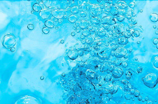 The blue water surface on the swaying shore produces bules.