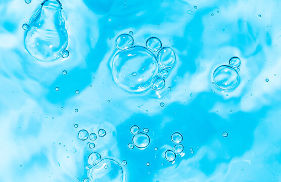 The blue water surface on the swaying shore produces bules.