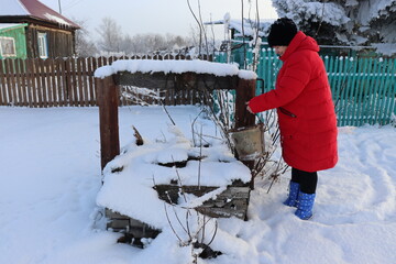 grand-m&egrave;re au puits en bois