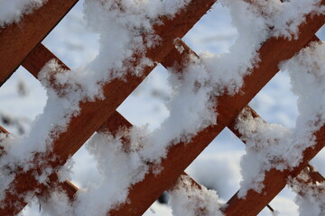 cl&ocirc;ture en bois dans la neige