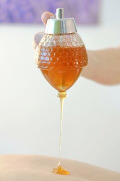 Gefäß zum Auslassen von Honig auf die Haut für die Honigmassage